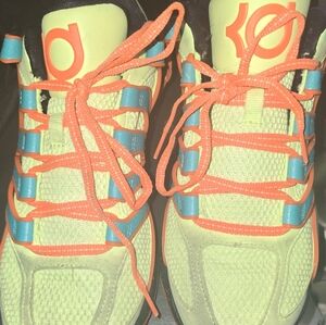 KD NIKE BASKETBALL SHOES. VIBRANT COLOR SIZE 8 1/2 Mens